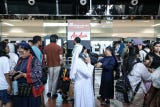 Los pasajeros esperan en la sala de facturación mientras se cancelan vuelos en el Aeropuerto Internacional Soekarno-Hatta, en Tangerang, a las afueras de Yakarta (Indonesia), el 6 de septiembre de 2026.