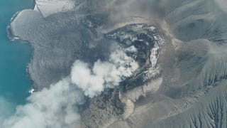 Indonesia: la erupción del volcán Anak Krakatoa obliga al cierre de aeropuertos [FOTOS]