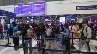 Aeropuerto Jorge Chávez: pasajera denuncia que trabajador se transfirió S/ 300 desde su celular durante control de embarque [VIDEO]