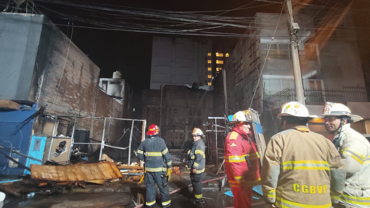 Lince: incendio destruye inmueble que funcionaba como taller de cocina en la avenida Canevaro
