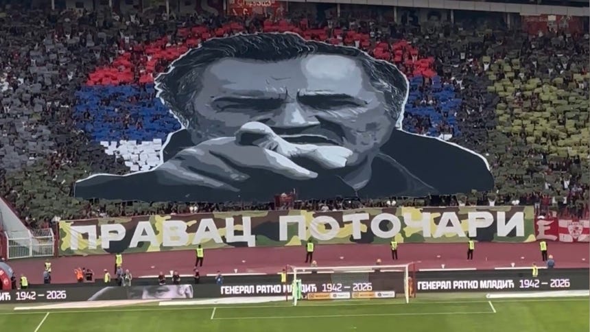 Mosaico dedicado a Ratko Mladic por parte de los seguidores del Estrella Roja, durante un partido del club en la víspera del funeral del llamado 'Carnicero de Bosnia'.