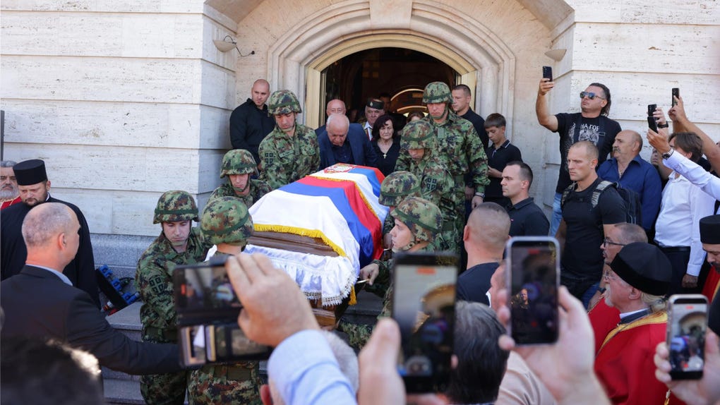Miembros de la guardia de honor portan el ataúd durante el funeral de Ratko Mladic en Belgrado, Serbia.
