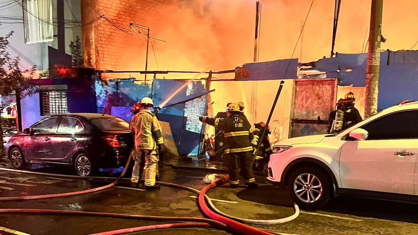 Unas 16 unidades de los bomberos acudieron a resolver la emergencia.