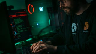 700 agentes de IA atacaron servidores: ¿qué pasa cuando la inteligencia artificial actúa en grupo?