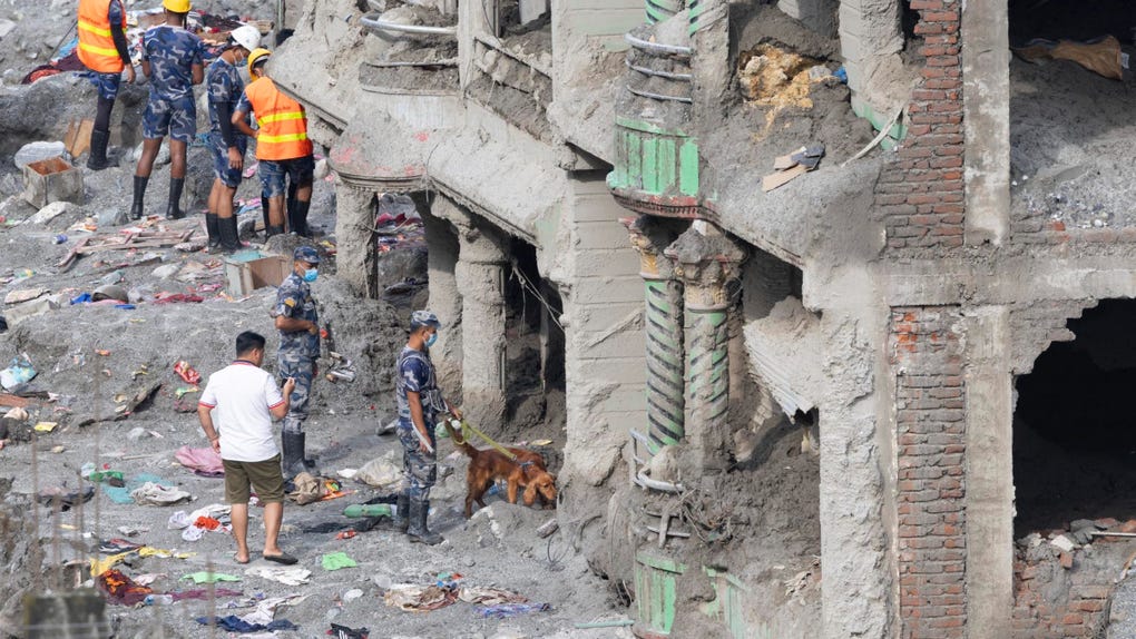 El sábado, los equipos rescataron a Chandrika Shrestha, una mujer de 64 años que sobrevivió once días sepultada por una gruesa capa de lodo en su vivienda del mercado de Betrawati (Nuwakot).