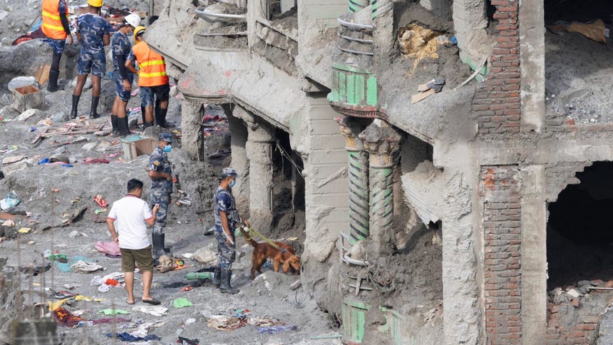 El sábado, los equipos rescataron a Chandrika Shrestha, una mujer de 64 años que sobrevivió once días sepultada por una gruesa capa de lodo en su vivienda del mercado de Betrawati (Nuwakot).