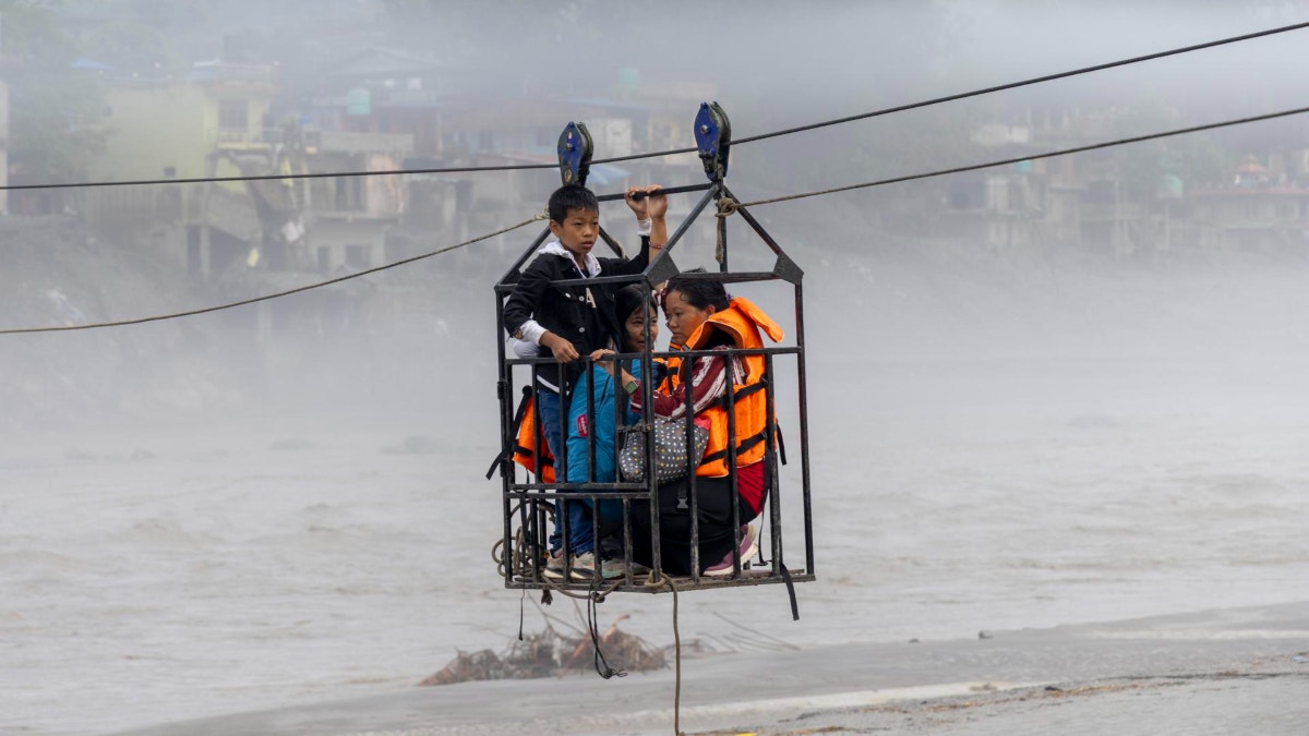Vigilias, luto y protestas en el decimotercer día de operaciones de búsqueda tras la riada en Nepal