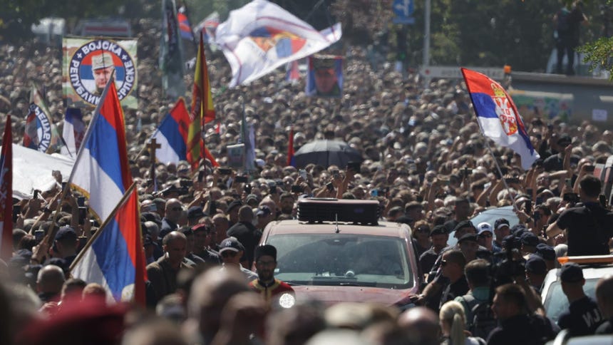 El coche fúnebre que transportaba el ataúd de Ratko Mladic se desplaza durante su funeral, en medio de una multitud en Belgrado, la capital serbia.