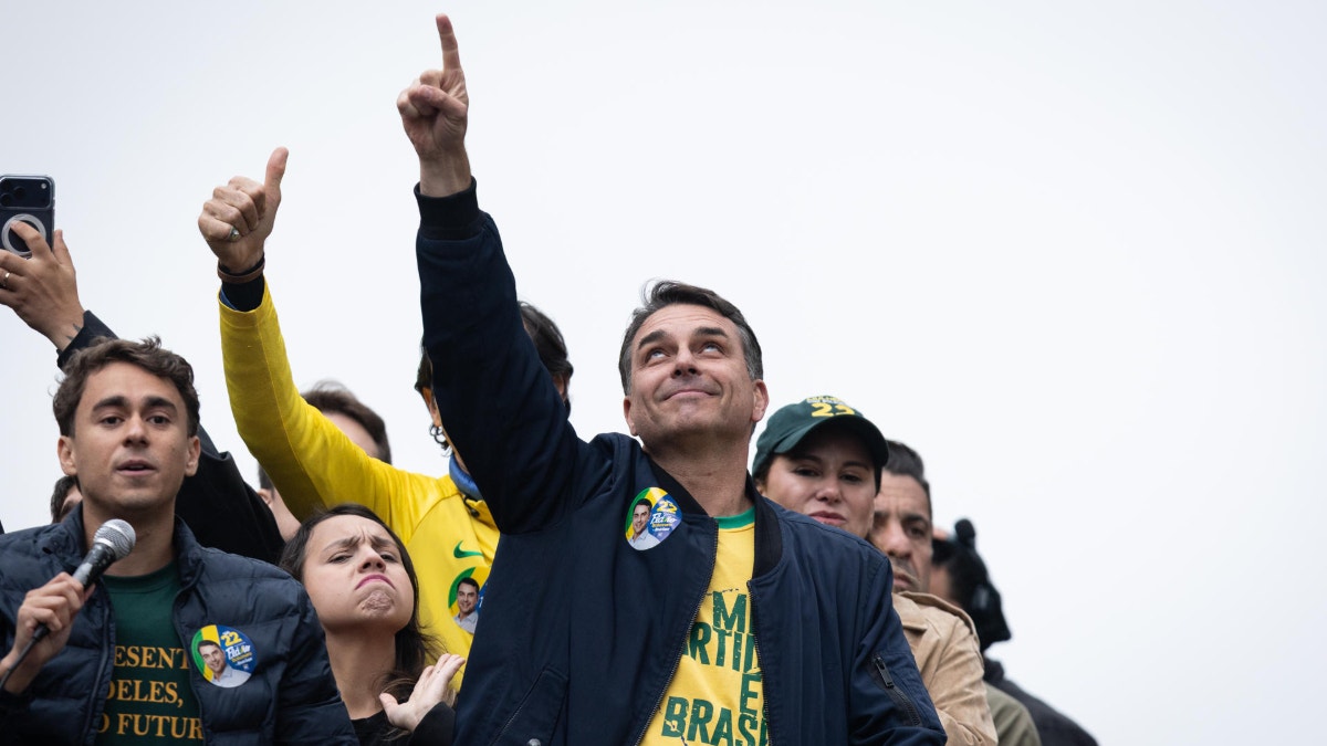 Flávio Bolsonaro reúne a miles para denunciar la "dictadura" de Moraes y criticar a Lula