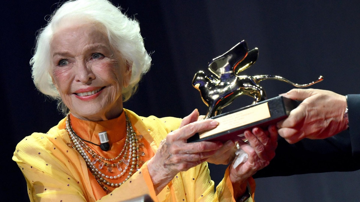 Ellen Burstyn, de 'El Exorcista´y 'Réquiem por un sueño', recibe el León de Oro a su trayectoria en Venecia