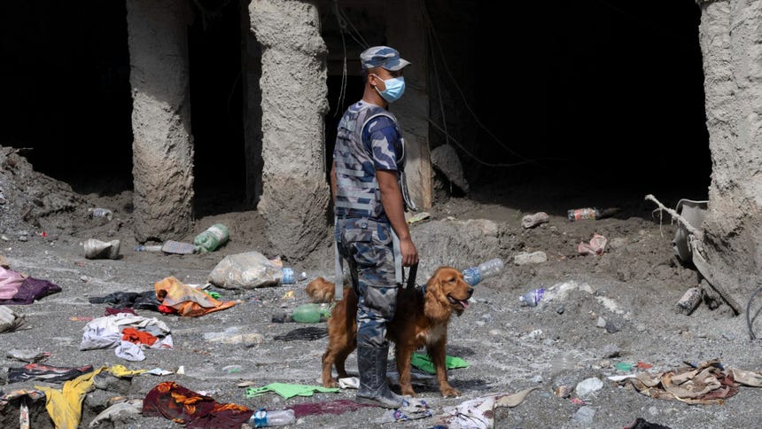 Unos 21 402 uniformados del Ejército, la Fuerza Armada y la Policía permanecen desplegados en Nepal para las labores de búsqueda y rescate, que han permitido poner a salvo a 13.396 personas.