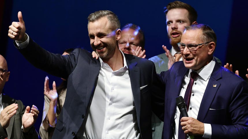 El principal candidato del AfD, Ulrich Siegmund y el copresidente del grupo parlamentario y del partido, Tino Chrupalla, celebran la victoria en Sajonia-Anhalt.