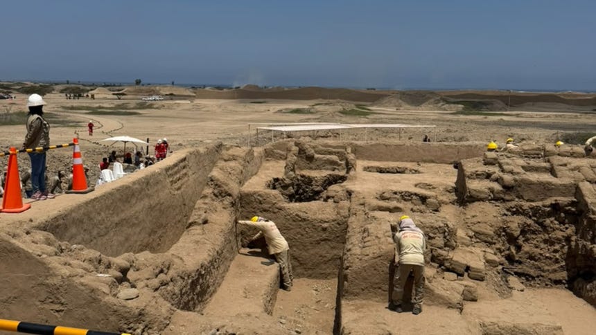 Los arqueólogos hallaron ofrendas, vasijas, cerámicas y elementos ornamentales que componían los ajuares fúnebres de la nobleza chimú.