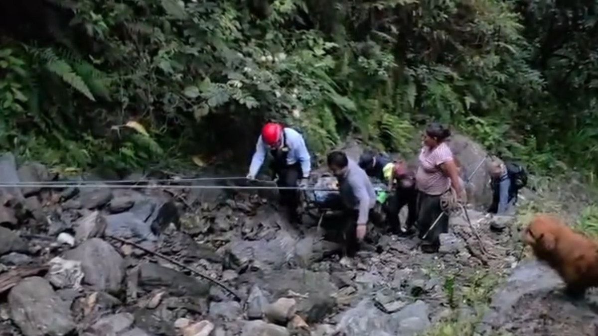 Cusco: turista extranjera es rescatada con vida tras caer a un abismo cuando visitaba la ruta turística de Collpapampa