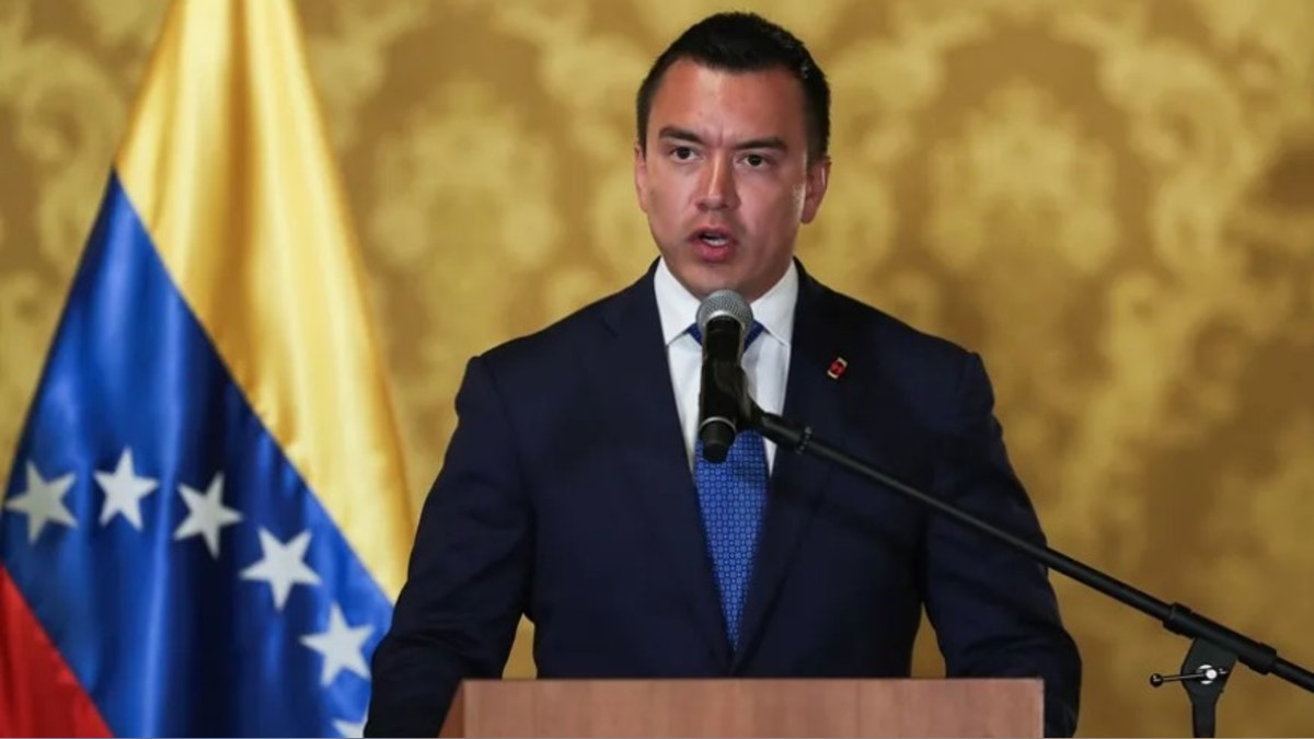 Presidente de Ecuador anuncia reducción de tres centavos en el precio de los combustibles