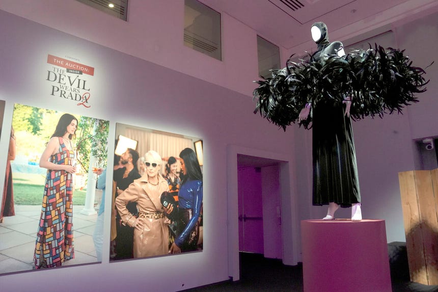 Prendas de vestir usadas en la película 'The Devil Wears Prada 2' son exhibidas este martes en Nueva York (EE.UU.). 
