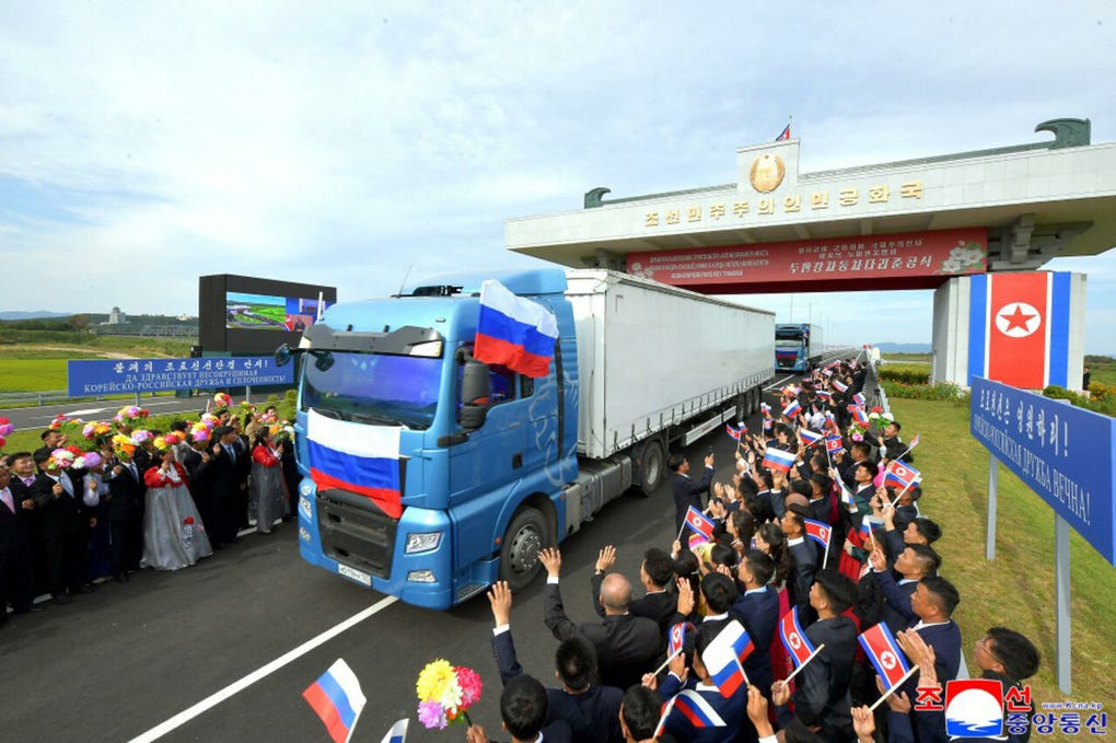 Corea del Norte calificó de invencible su alianza con Rusia tras la apertura del primer puente vial entre ambos países, en medio del fortalecimiento de sus relaciones económicas y militares.