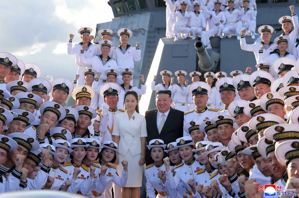 Kim Jong-un visitó el destructor ‘Kang Geon’ acompañado de su enigmática hija, quien estaría siendo preparada para asumir el poder. En la ceremonia, el líder norcoreano afirmó que la tripulación recibirá una misión estratégica, dado que el buque forma parte del sistema nacional de respuesta nuclear.