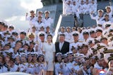 Kim Jong-un visitó el destructor ‘Kang Geon’ acompañado de su enigmática hija, quien estaría siendo preparada para asumir el poder. En la ceremonia, el líder norcoreano afirmó que la tripulación recibirá una misión estratégica, dado que el buque forma parte del sistema nacional de respuesta nuclear.
