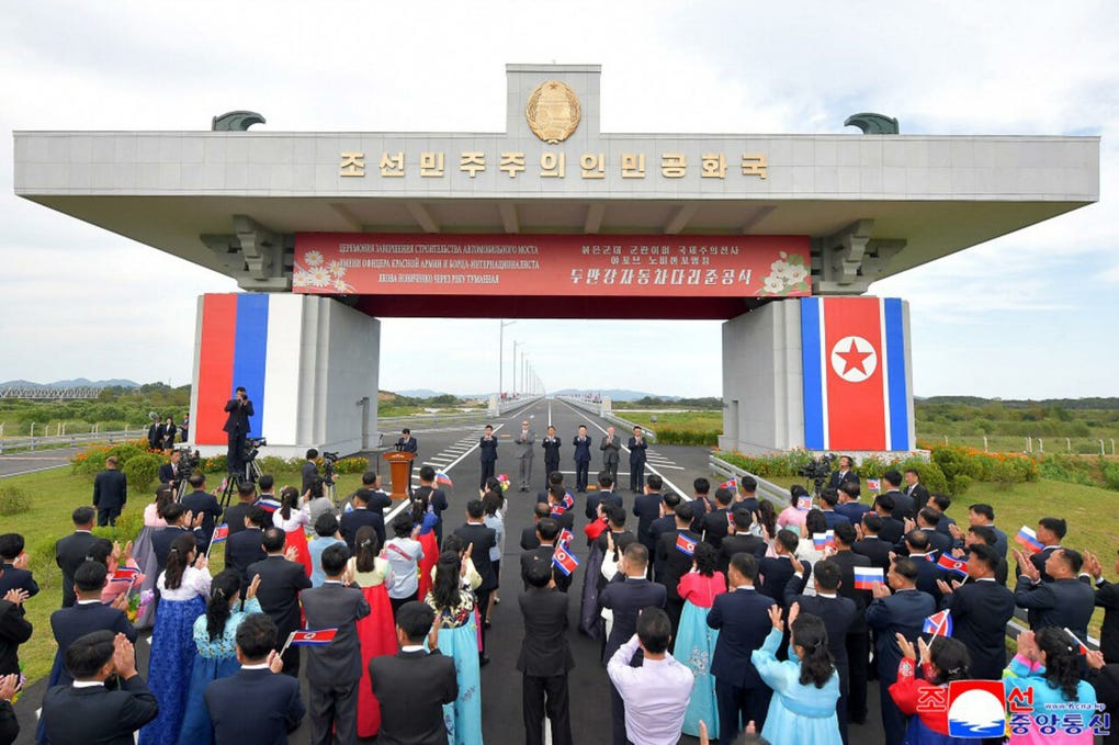 Corea del Norte y Rusia inauguraron este martes el primer puente vial que une ambos países.