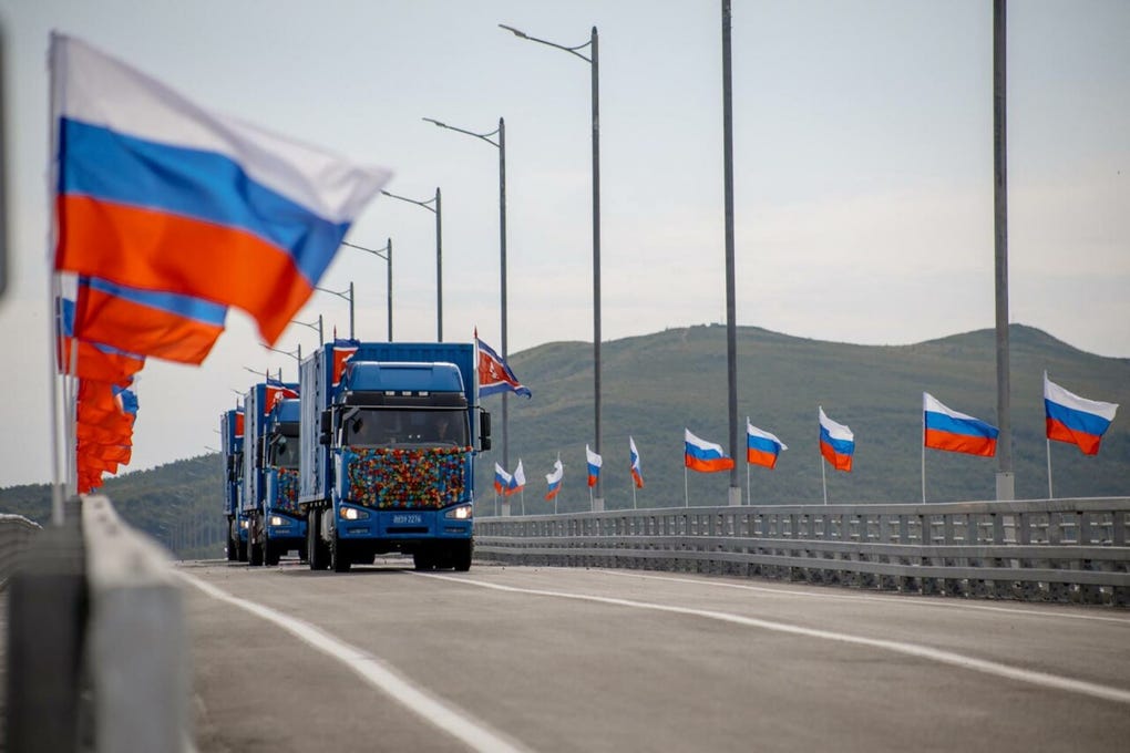 Sobre la sólida base de una asociación estratégica integral y una alianza invencible, se ha completado con éxito el puente automovilístico sobre el río Tumánnaya, que conecta las localidades fronterizas de Rason (Corea del Norte) y Jasán (Rusia), informó la agencia estatal KCNA sobre la ceremonia celebrada la víspera.