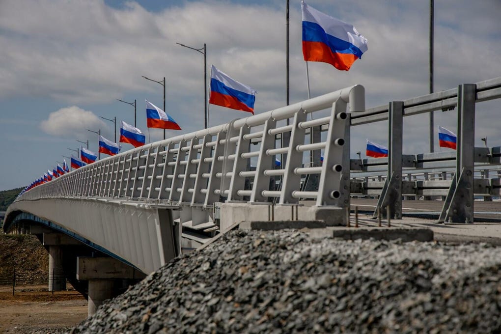 La obra comenzó en abril del pasado año tras recibir en 2024 el visto bueno del presidente ruso, Vladímir Putin, y su homólogo norcoreano, Kim Jong-un. Hasta ahora, ambos países solo estaban conectados por tierra mediante ferrocarril.