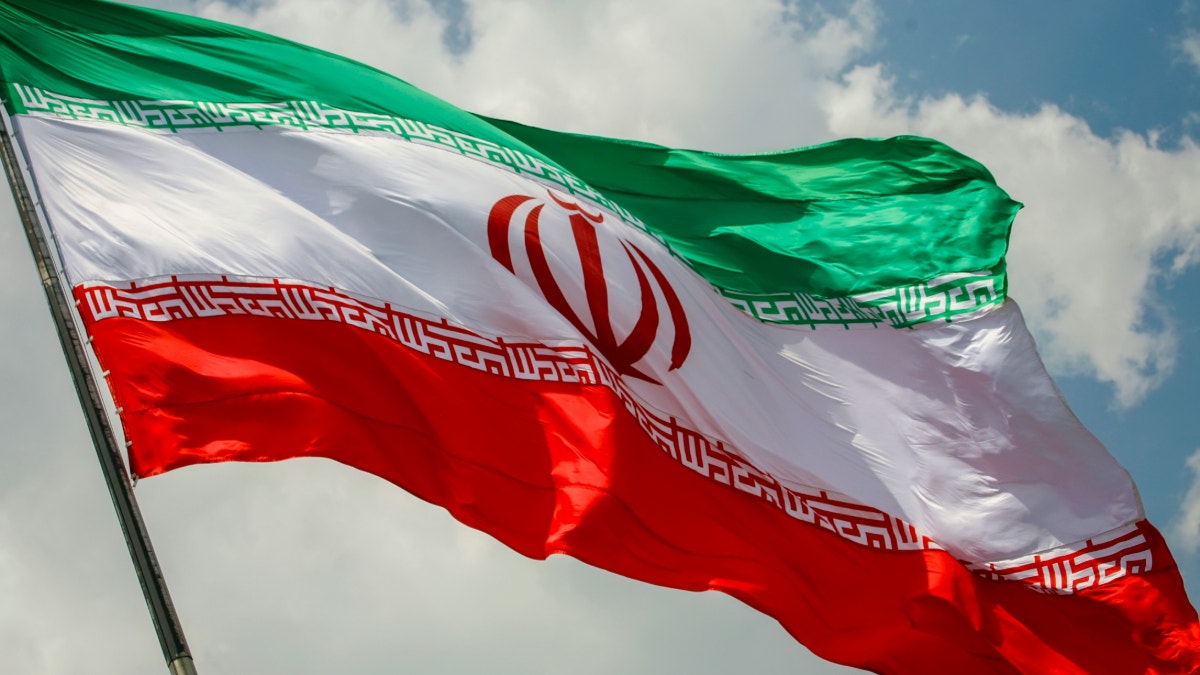 Irán ataca dos buques y bases estadounidenses en Jordania y una decena de barcos en Ormuz