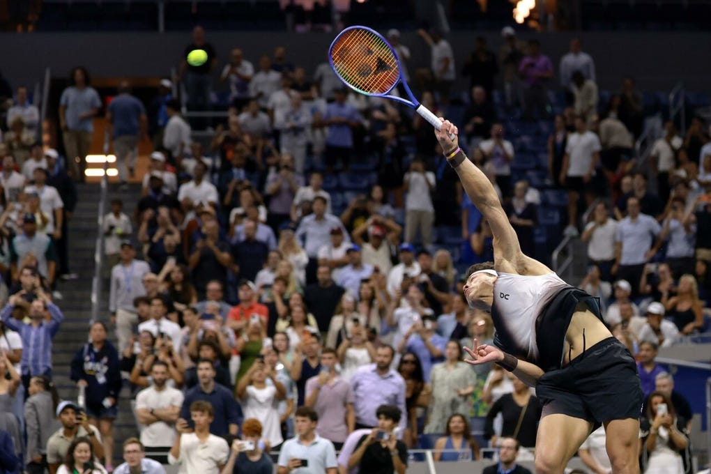 Shelton, número 9 del mundo, no había ganado nunca a un top 3. De hecho, su balance hasta hoy era de 0-17. Pero el estadounidense se disfrazó de Novak Djokovic, restando como nunca y sacó al murciano de sus casillas durante gran parte del duelo.