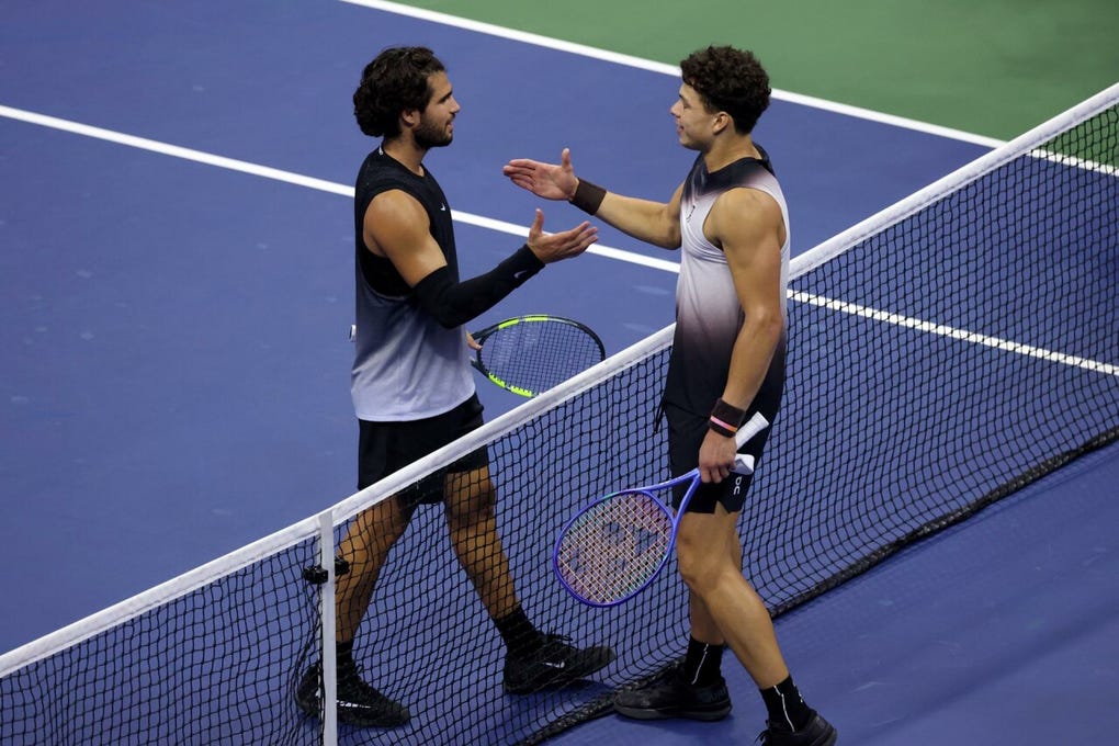 El español Carlos Alcaraz cayó eliminado en la madrugada de este miércoles del US Open ante el estadounidense Ben Shelton, tras alcanzar los cuartos de final en su regreso a las pistas tras casi cinco meses de baja por lesión.