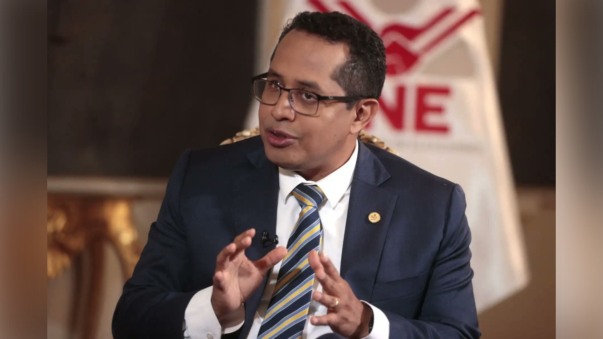 Roberto Burneo confirma que el JNE debatirá si alcaldes que postulan como primeros regidores pueden recibir la credencial