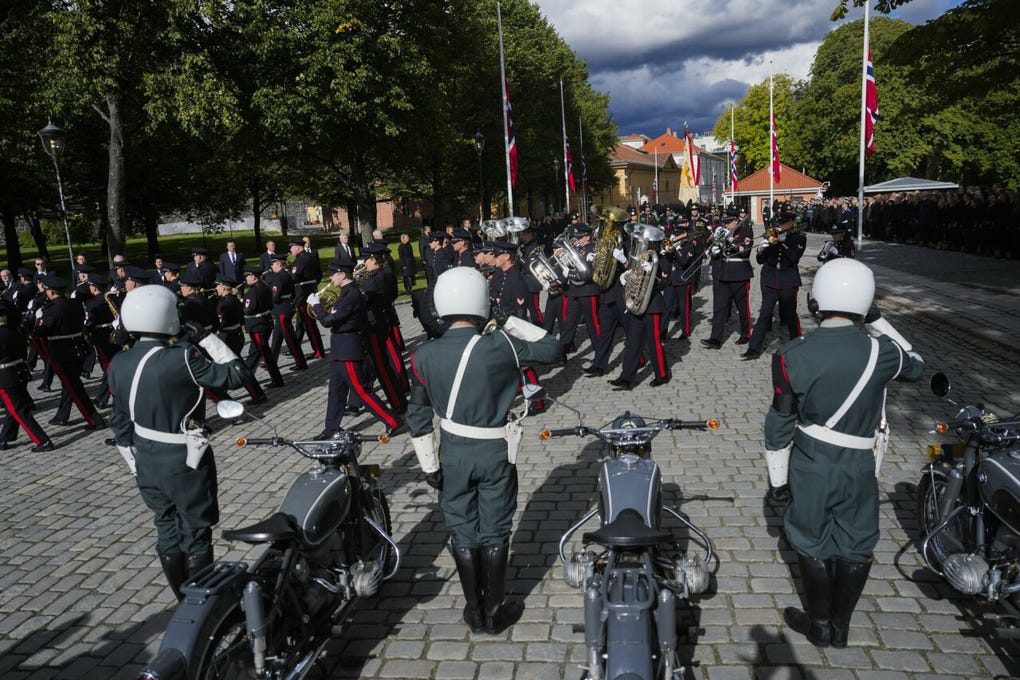 Harald V de Noruega fue enterrado en una ceremonia privada en la que se le dio sepultura en el Mausoleo Real del Castillo de Akershus de Oslo con la participación de autoridades noruegas, representantes de monarquías europeas y jefes de Estado.