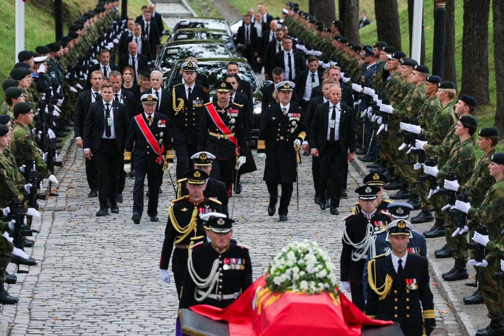 En el mausoleo del castillo, el ataúd de Harald V fue colocado en un sarcófago de la cripta real, donde yacen los reyes Haakon VII y Maud, y el rey Olav V y la princesa Marta, padres del monarca fallecido, según una tradición iniciada cuando Noruega logró independizarse de Suecia en 1905.