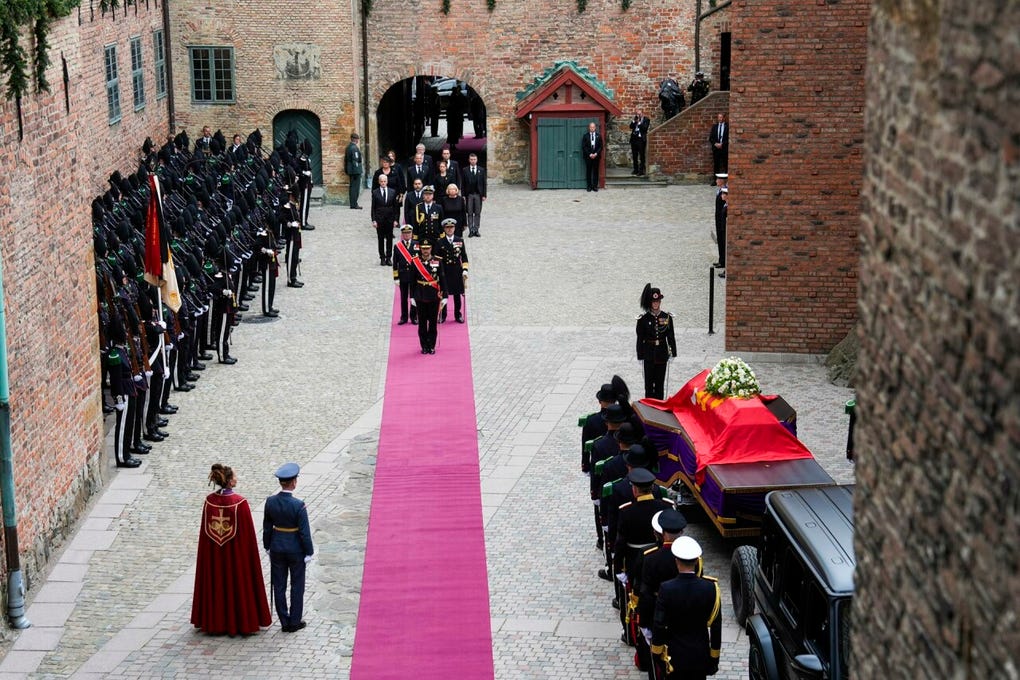 El servicio religioso comenzó a las 1:00 p.m. (hora local) en la conocida históricamente como Catedral de Nuestro Salvador, donde el propio Harald V había celebrado su matrimonio con la reina Sonia.