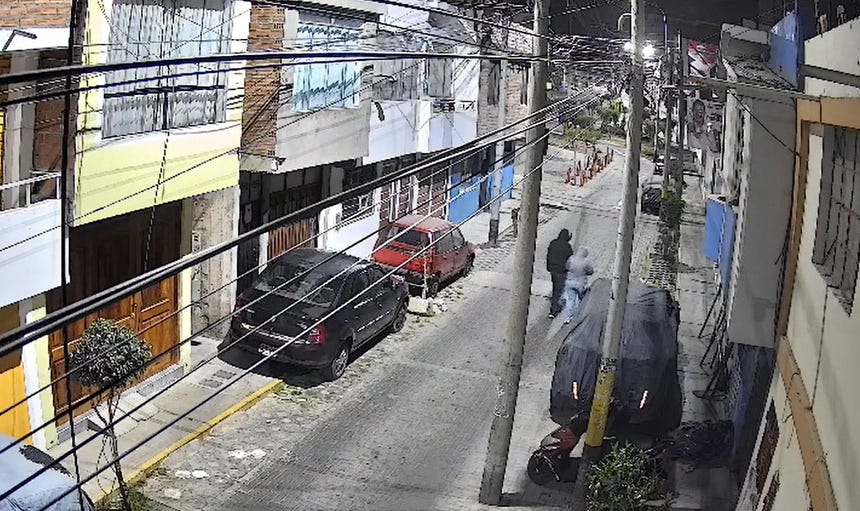 Las cámaras de seguridad de la zona registraron a un hombre y una mujer, ambos encapuchados, caminando frente a la vivienda. 