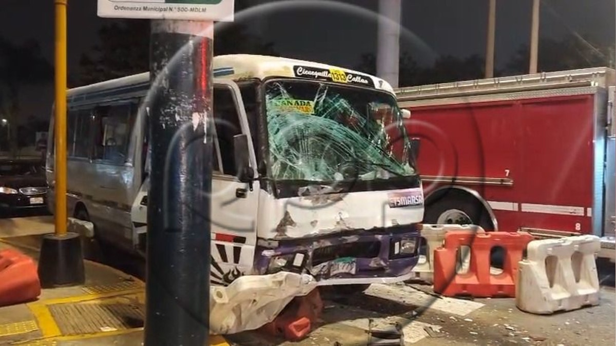 Cúster de transporte público ocasionó aparatoso triple choque en La Molina