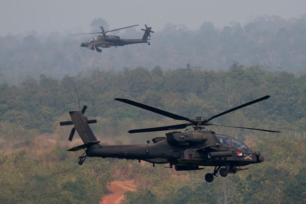 Helicópteros del Ejército de EE. UU. atacan objetivos terrestres con fuego real durante los ejercicios Super Garuda Shield 2026.