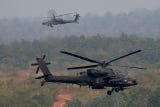 Helicópteros del Ejército de EE. UU. atacan objetivos terrestres con fuego real durante los ejercicios Super Garuda Shield 2026.