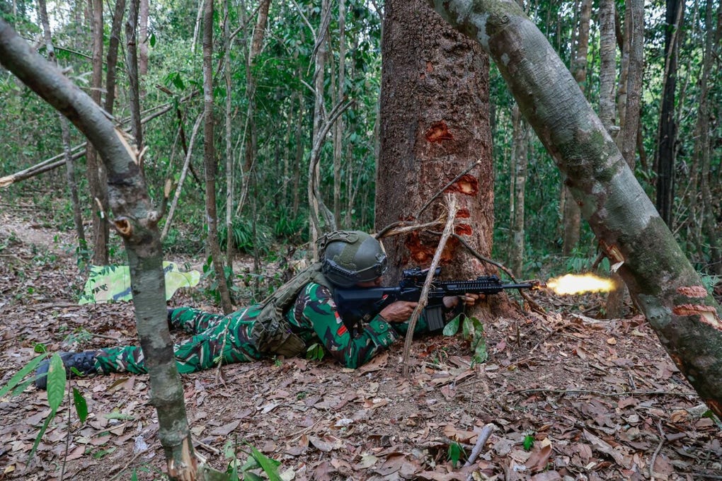 Soldados indonesios en acción durante los ejercicios Super Garuda Shield 2026.
