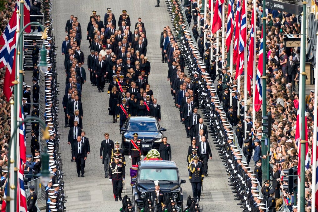 El rey Haakon VIII presenció la ceremonia con ojos vidriosos y su hija se secó las lágrimas con un pañuelo, al tiempo consoló a su hermano poniéndole la mano encima del hombro.