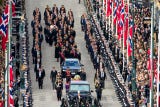 El rey Haakon VIII presenció la ceremonia con ojos vidriosos y su hija se secó las lágrimas con un pañuelo, al tiempo consoló a su hermano poniéndole la mano encima del hombro.