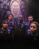 Alianza Lima y Nike presentan la nueva camiseta del club para el mes morado, una pieza que vuelve a conectar al equipo con una de las expresiones culturales más reconocidas del Perú.