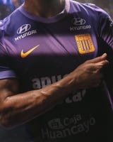 La nueva camiseta estará disponible desde hoy jueves 10 de setiembre en la pagina oficial de la marca de ropa deportiva.