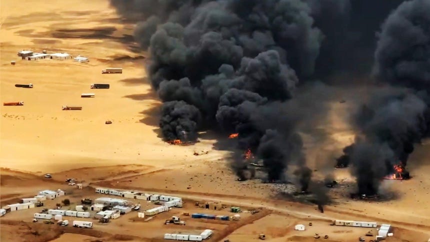  Una captura de pantalla extraída de un vídeo difundido el 7 de septiembre de 2026 y facilitado por el centro de comunicación militar hutí muestra humo y bolas de fuego saliendo de unos camiones en un campamento de las fuerzas gubernamentales respaldadas por Arabia Saudí tras un supuesto ataque con misiles hutí, en la provincia oriental de Hadramout, en Yemen, el 7 de septiembre de 2026