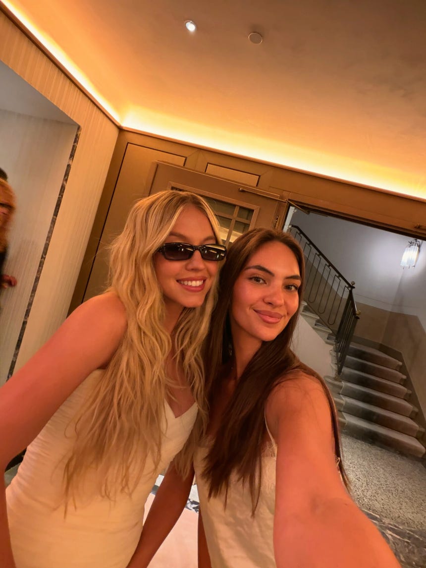 Natalie Vértiz se toma foto junto a Sydney Sweeney en un hotel en Venecia.