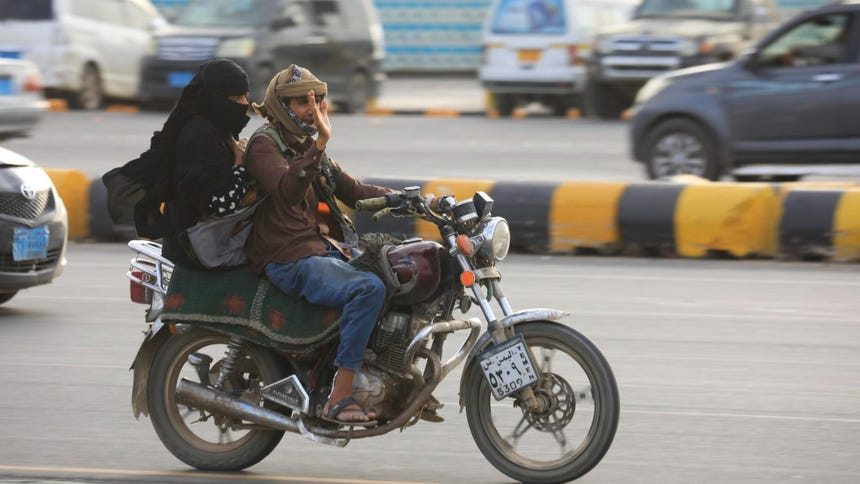 Unas personas circulan en moto por una calle de Saná, en Yemen, el 5 de septiembre de 2026. Yemen está viviendo una escalada de los combates en la ciudad de Taiz, al suroeste del país, entre las fuerzas gubernamentales respaldadas por Arabia Saudí y los combatientes hutíes, lo que ha provocado el desplazamiento de casi 1.800 familias en los últimos dos días, según un comunicado de la Oficina de Coordinación de Asuntos Humanitarios de la ONU (OCHA).   Traducción realizada con la versión gratuita del traductor DeepL.com