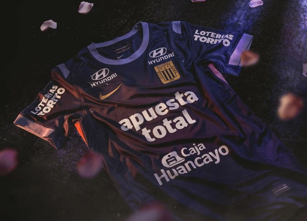 La camiseta morada 2026 es una pieza que vuelve a conectar al equipo con una de las expresiones culturales más reconocidas del Perú.