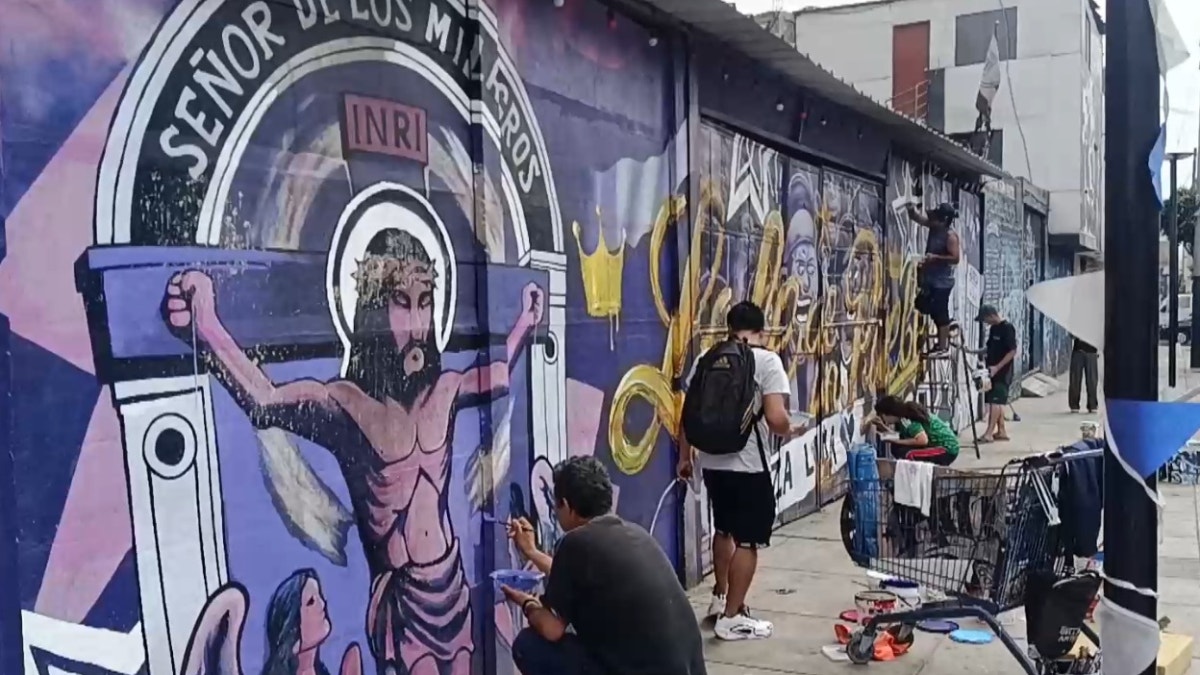Hinchas de Alianza Lima restauran mural luego de ataque de vándalos previo al Clásico
