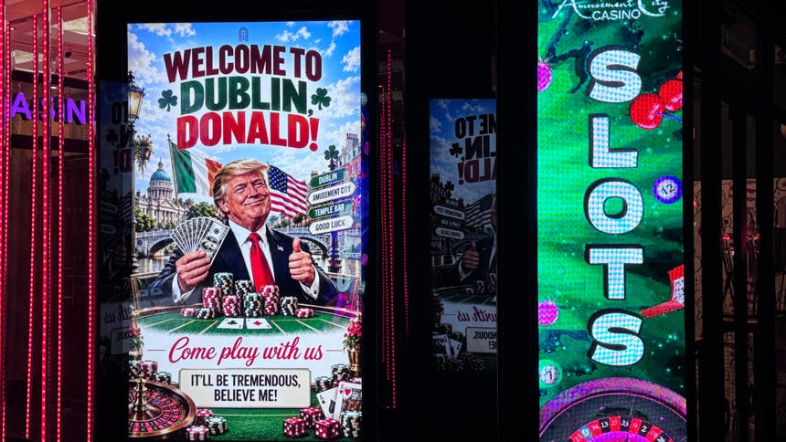 Vista de carteles de bienvenida al presidente de Estados Unidos, Donald Trump en las calles de Dublin ayer viernes.