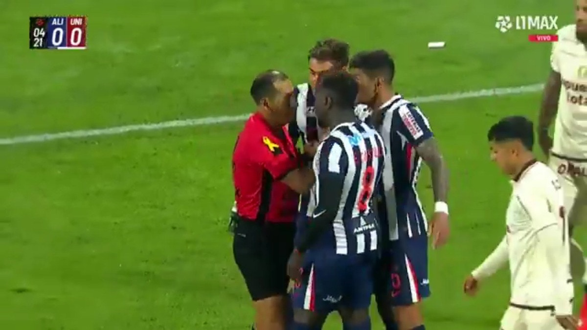 Alianza reclama: el árbitro Micke Palomino cobra falta contra Diego Romero, pero el arquero se chocó con Fara [VIDEO]