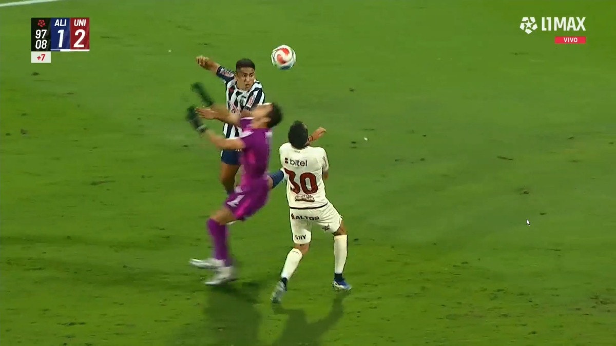Terrible 'blooper' entre Alejandro Duarte y Gianfranco Chávez acaba en el gol del triunfo de Universitario [VIDEO]
